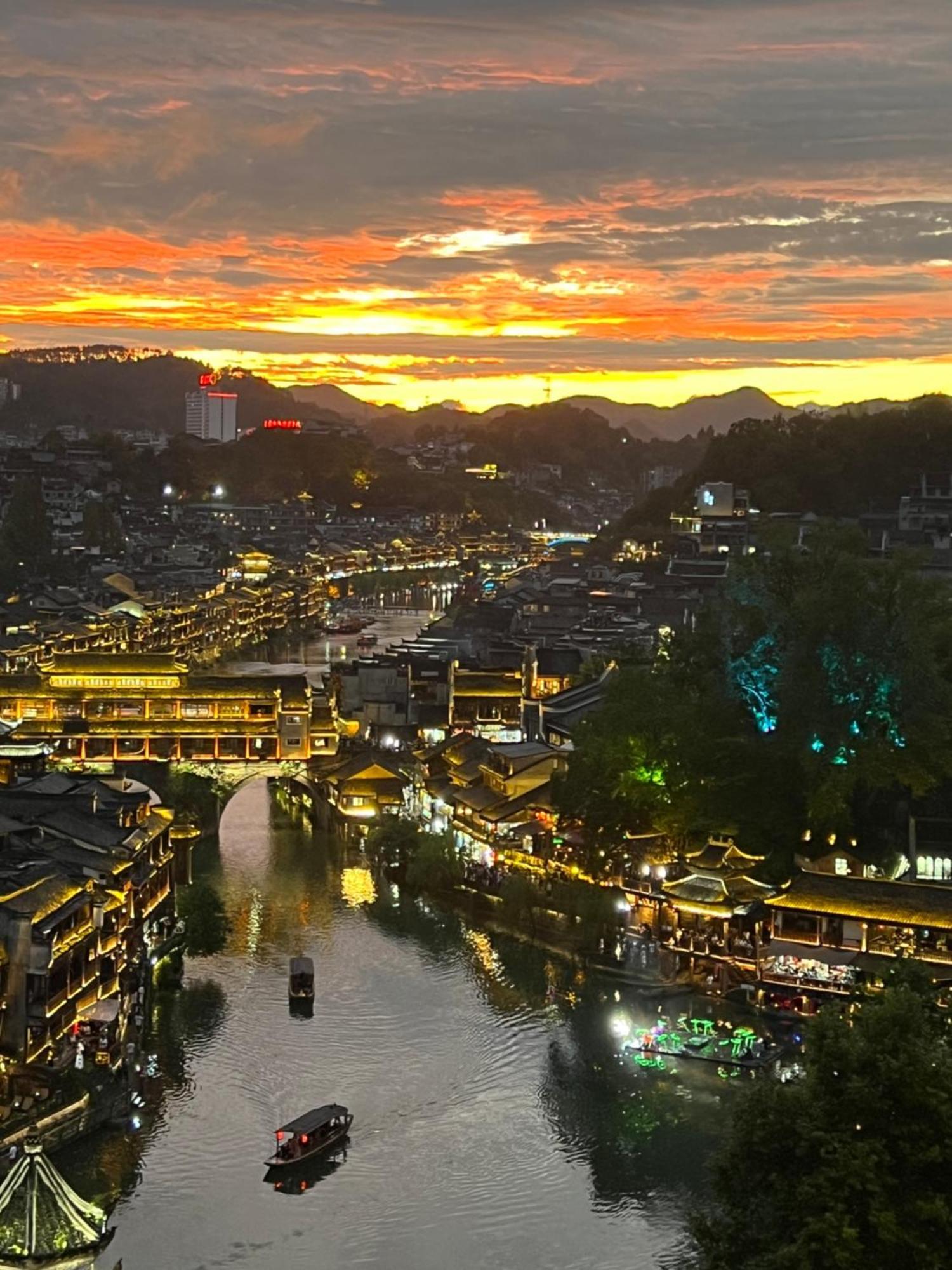 Phoenix Best River View B&B Fenghuang Exterior photo